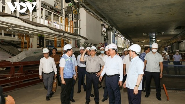 Le Premier ministre Pham Minh Chinh et des dirigeants inspectent le chantier de la section Nhôn-gare de Hanoï. Photo : VOV