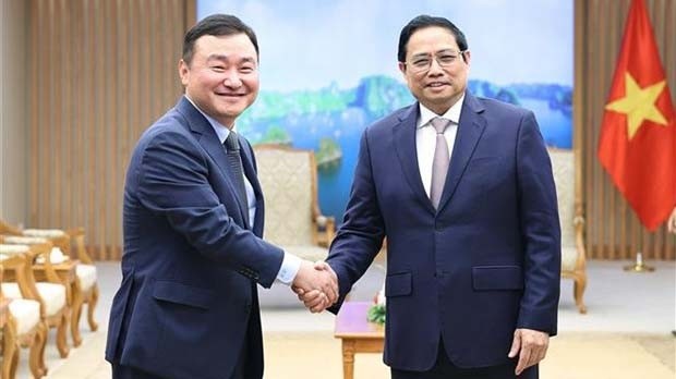 Le Premier ministre Pham Minh Chinh (à droite) et le directeur général de Samsung Electronics, Roh Tae-moon. Photo : VNA.