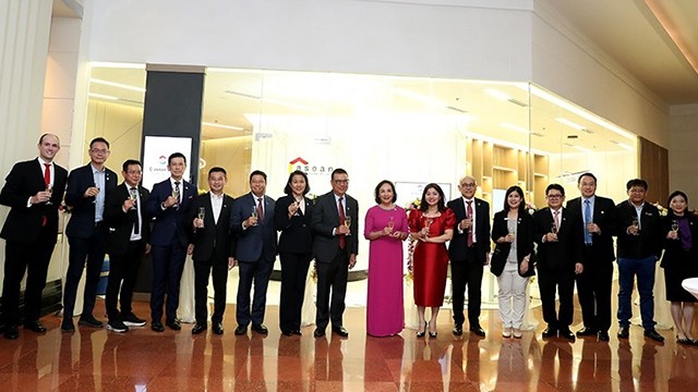 Des délégués lors de la cérémonie inaugurale de la succursale de C asean au Vietnam. Photo : baoquocte.vn.