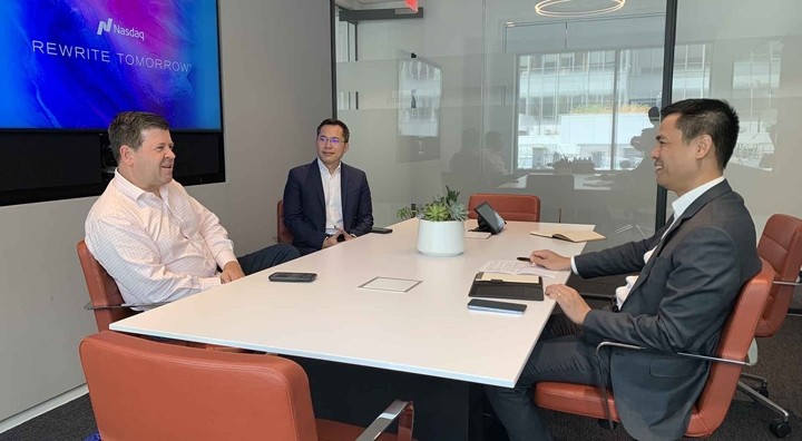 L'ambassadeur Dang Hoàng Giang rencontre Robert McCooey, vice-président chargé du développement commercial en Amérique latine et en Asie - Pacifique du groupe Nasdaq Corporation. Photo : baoquocte.
