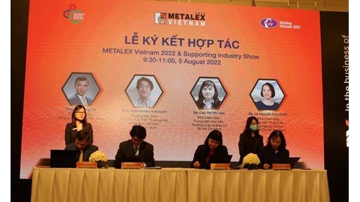 Cérémonie de signature d'un accord de coopération pour organiser METALEX Vietnam 2022 entres les partenaires vietnamiens et japonais. Photo :CVN