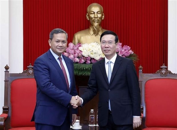Vo Van Thuong (à droite), membre du Bureau politique, Permanent du Secrétariat du PCV, et Hun Manet, Permanent du Comité central du PPC, commandant en chef adjoint des Forces armées royales cambodgiennes et commandant de l'Armée royale cambodgienne. Photo : VNA.