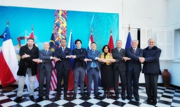 Chefs des organes de représentation des pays de l'ASEAN et des invités à la cérémonie de célébration à Santiago. Photo : VNA.