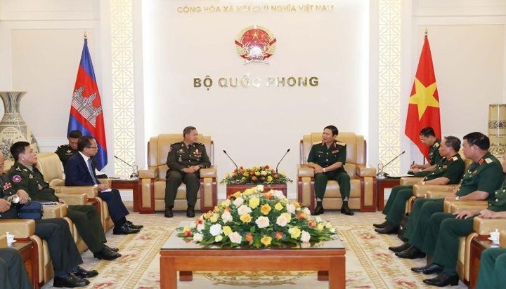 Le général Hun Manet a rendu une visite de courtoisie au général de corps d’armée Nguyên Tân Cuong, chef d’état-major de l’Armée populaire du Vietnam et vice-ministre de la Défense. Photo : NDEL.