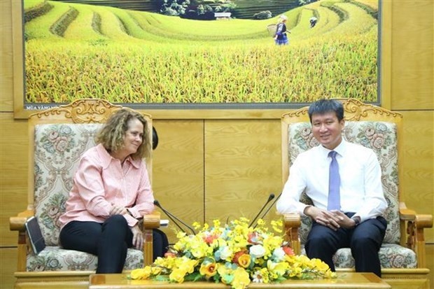 La directrice nationale de la Banque mondiale au Vietnam, Carolyn Turk, et le président du Comité populaire provincial de Yên Bai, Trân Huy Tuân. Photo : VNA.
