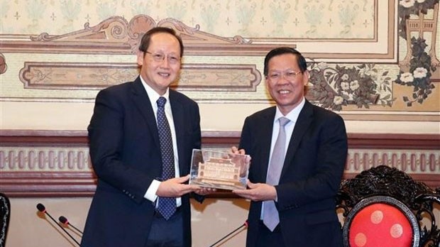 Le président du Comité populaire de Hô Chi Minh-Ville, Phan Van Mai (à droite) et le ministre de la Main-d'œuvre et deuxième ministre du Commerce et de l'Industrie de Singapour, Tan See Leng. Photo : VNA.
