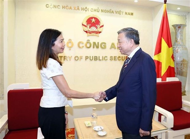 Le ministre vietnamien de la Sécurité publique, Tô Lâm, et la coordinatrice résidente de l'ONU au Vietnam, Pauline Tamesis. Photo : VNA.