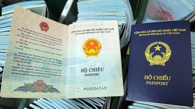 Le nouveau modèle de passeport du Vietnam. Photo : VNA