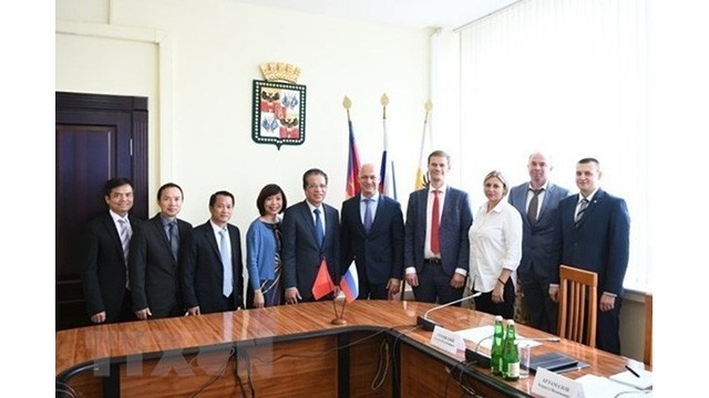 L'ambassadeur vietnamien en Russie Dang Minh Khoi et des responsables de Krasnodar. Photo : VNA