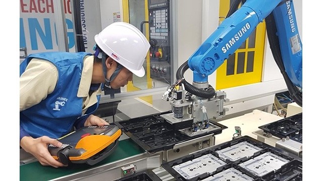 Un employé de Samsung participe à un programme de formation high-tech dans l'entreprise. Photo : VNA.