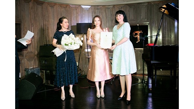  Ly Nha Ky (au centre) est renommé consul honoraire de la Roumanie à Hô Chi Minh-Ville. Photo : Journal Thoi Dai.