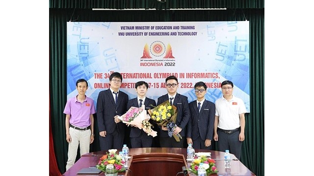 Quatre élves vietnamiens participants aux 34es Olympiades internationales d'informatique. Photo : VNA.