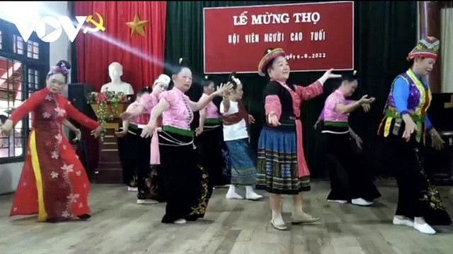 Hoàng Thi Mai enseigne la danse des Thai. Photo : VOV.