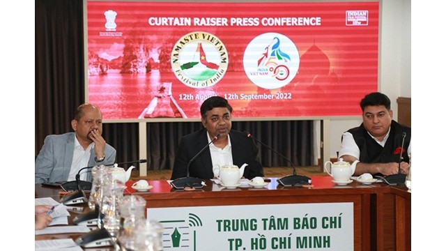 Le consul général de l’Inde, Madan Mohan Sethi (au centre) lors d'une conférence de presse présentant le festival « Bonjour Vietnam 2022 - Namaste Vietnam Festival 2022 ». Photo : NDEL.