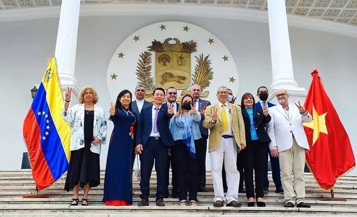 Des membres du Groupe parlementaire d'amitié Venezuela – Vietnam. Photo : baoquocte.