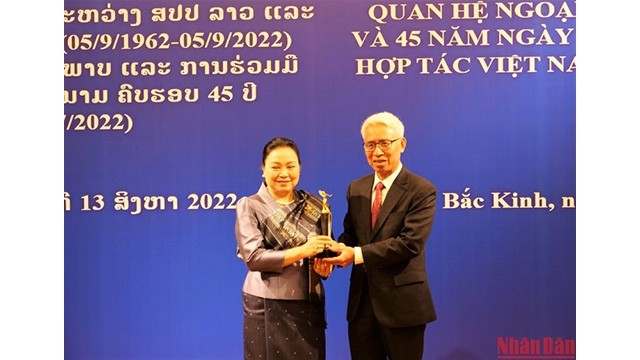L’ambassadeur du Vietnam à Pékin, Pham Sao Mai (à droit), et son homologue lao. Photo : NDEL.