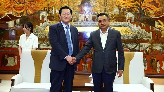 Le président du Comité populaire de Hanoï, Trân Sy Thanh (à droite) et le président de l’Association d’échange économique et culturel Vietnam - R. de Corée, Kim Kil Soo. Photo : kinhtedothi.com.vn.