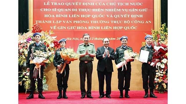 Le Président vietnamien, Nguyên Xuân Phuc (3e à droite), exhorte la Police populaire à redoubler d’efforts pour accomplir sa mission de maintien de paix de l’ONU. Photo : VNA.