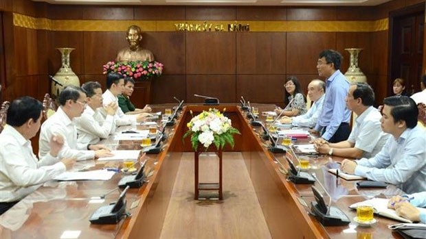 Séance de travail entre le vice-ministre permanent des Affaires étrangères Nguyên Minh Vu et le secrétaire du Comité municipal du Parti de Dà Nang, Nguyên Van Quang. Photo : VNA.