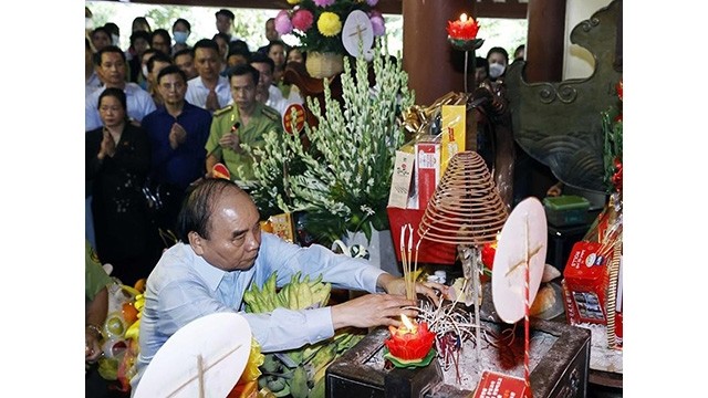 Le Président vietnamien, Nguyên Xuân Phuc, rend hommage au Président Hô Chi Minh. Photo : VNA.