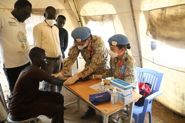 Des médecins militaires vietnamiens offrent des examens médicaux à des habitants au Soudan du Sud. Photo : Hôpital de campagne de niveau 2 No 4 du Vietnam.