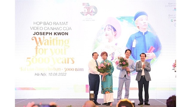 Le vice-ministre de la Culture, des Sports et du Tourisme Ta Quang Dông félicite l'artiste sud-coréen Joseph Kwon. Photo : baovanhoa.vn