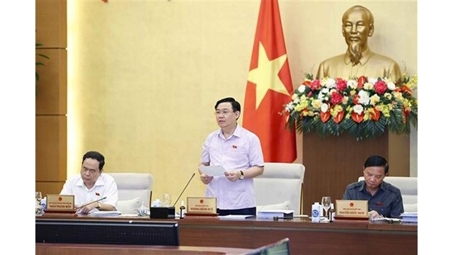 Le Président de l’Assemblée nationale du Vietnam, Vuong Dinh Huê, s’exprimant en clôture de la session thématique du mois d’août du Comité permanent de l’Assemblée nationale. Photo : VNA.