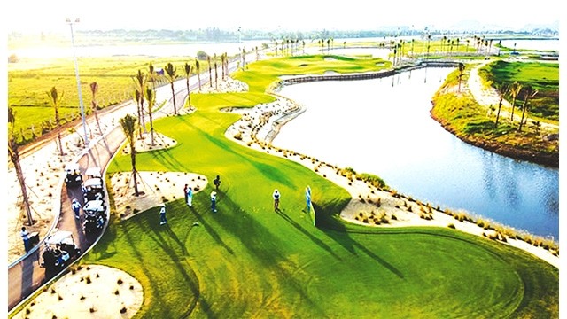 Da Nang organisera le festival de golf de Dà Nang 2022 pour attirer davantage de visiteurs de haut de gamme, dont des touristes sud-coréens. Photo: hanoimoi.com.vn