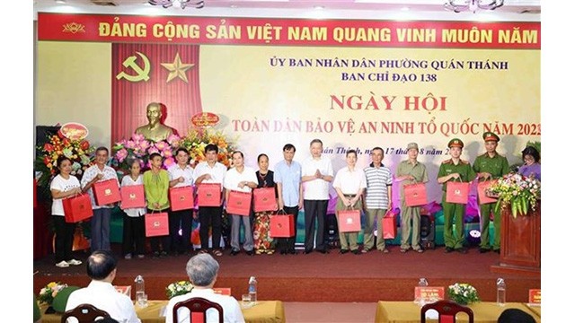 La journée "Tout le peuple défend la sécurité nationale" dans le quartier de Quan Thanh, à Hanoï. Photo : VNA.