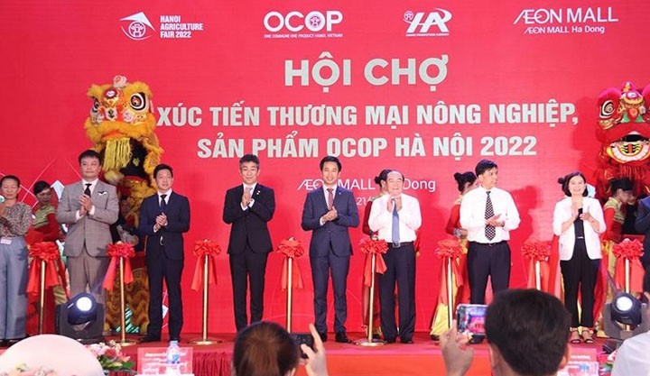 La foire a été inaugurée jeudi soir au centre commercial AEON Mall Hà Dông à Hanoi). Photo : VNA.