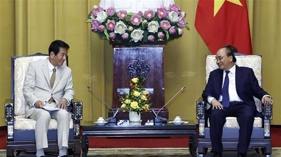 Le Président Nguyên Xuân Phuc (à droite) reçoit l'ancien ambassadeur spécial Vietnam - Japon, Sugi Ryotaro. Photo : VNA.