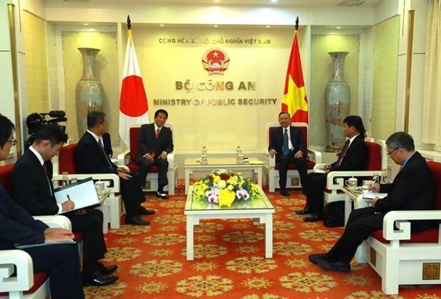 Le ministre de la Sécurité publique, Tô Lâm (à droite) et l’ancien ambassadeur spécial Vietnam - Japon, Sugi Ryotaro. Photo : bocongan.gov.vn