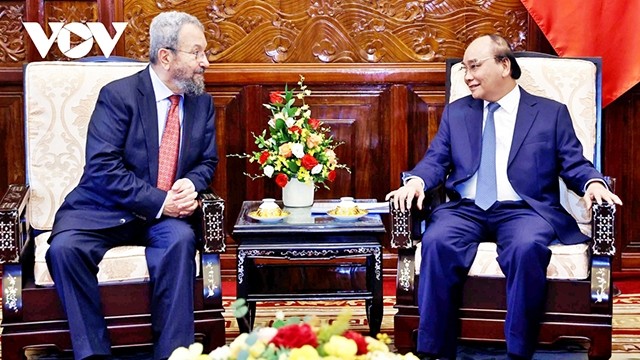 Le Président du Vietnam, Nguyên Xuân Phuc (à droite), et l’ancien Premier ministre israélien, Ehud Barak. Photo : VOV.