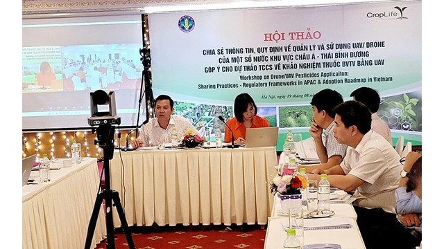 Le directeur adjoint du département de la protection des végétaux, Huynh Tân Dat (1er à gauche) s'exprime lors de l'événement. Photo : NDEL.