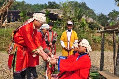 La cérémonie initiatique «Câp sac» de l’ethnie Dao. Photo: NDEL.