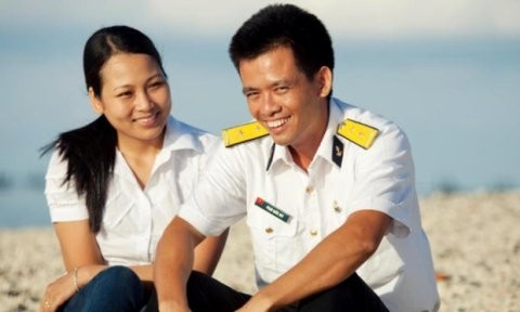 Le jeune couple lors de la visite sur l'île de Sinh Tôn.