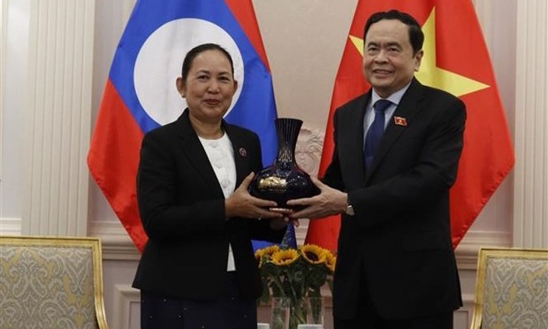 Le Vice-Président permanent de l'AN du Vietnam, Trân Thanh Mân, et Mme Pingkham Lasasimma, secrétaire général de l'AN du Laos. Photo : VNA.