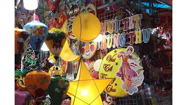  Les jouets traditionnels envahissent la rue Hang Ma pour la fête de la mi-automne. Photo : VNA.