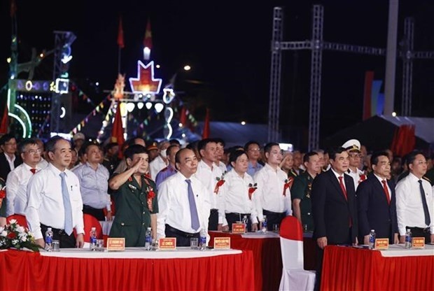 Le Président Nguyên Xuân Phuc assiste à la célébration des 50 ans de la victoire de Cam Doi. Photo : VNA.