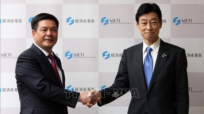 Le ministre vietnamien de l'Industrie et du Commerce Nguyên Hông Diên (à gauche) et le ministre japonais de l'Economie, du Commerce et de l'Industrie Yasutoshi Nishimura. Photo : VNA