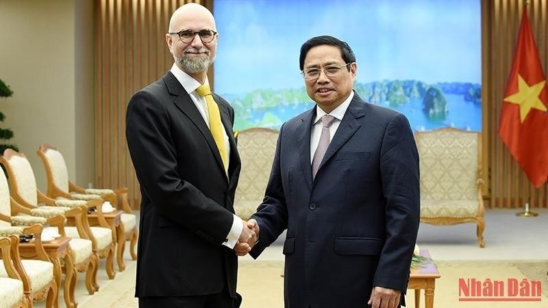 Le Premier ministre Pham Minh Chinh (à droite) et l’ambassadeur du Canada au VietnamShawn Perry Steil. Photo : NDEL.