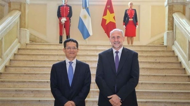 L'ambassadeur du Vietnam en Argentine, Duong Quôc Thanh (à gauche) et le chef de la province de Santa Fe, Omar Perotti. Photo : VNA.