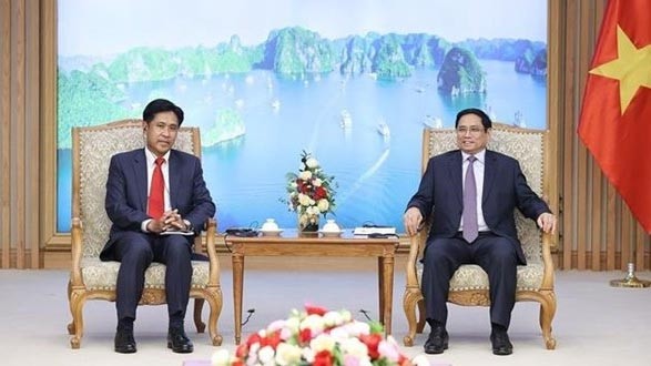 Le Premier ministre Pham Minh Chinh (à droite) et le ministre lao de la Justice Phayvy Siboualypha. Photo : VNA.