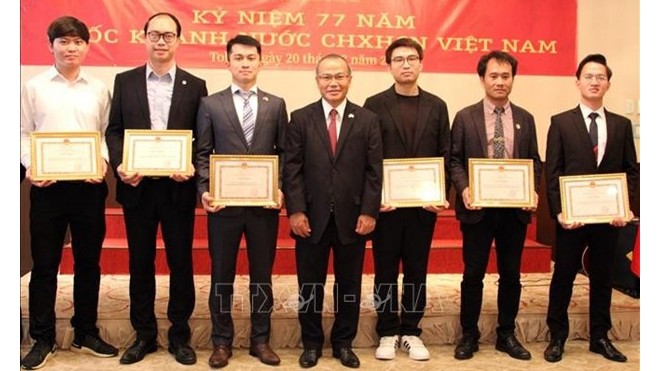 L'ambassadeur Vu Hông Nam a honoré six collectifs et 32 particuliers pour leur contribution à la communauté vietnamienne au Japon. Photo : VNA.