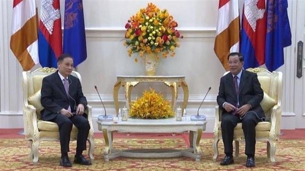 Le président du Parti du peuple cambodgien et Premier ministre Samdech Techo Hun Sen (à droite) et Lê Hoài Trung, chef de la Commission des Relations extérieures du Comité central du Parti communiste du Vietnam.  Photo : VNA.