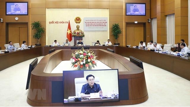Réunion entre la délégation de supervision de l'organe législatif et le Comité populaire municipal de Hanoi. Photo : hanoimoi.com.vn.