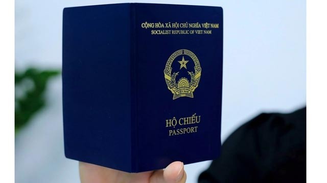 Le nouveau modèle de passeport vietnamien (couverture bleu-violet). Photo : VOV. 
