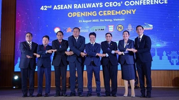 Des représentants du secteur de la chemin de fer des pays de l'ASEAN. Photo : VNA.