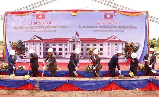 Cérémonie de mise en chantier de l’Académie de politique de la police populaire du Laos, un cadeau du Vietnam offert au Laos. Photo : VNA.