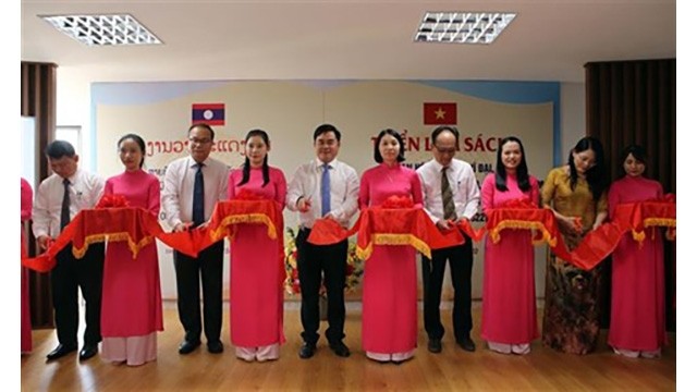 Lors de la cérémonie d'inauguration de l'exposition de livres  sur l'amitié spéciale et la solidarité particulière entre le Vietnam et le Laos. Photo : VNA/CVN.